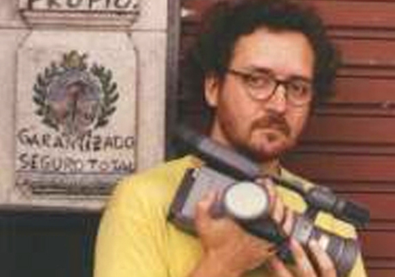 Cortometraje documental que repasa la biofilmografía de prestigioso documentalista rosarino Mario Piazza.